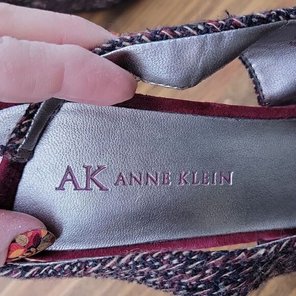 Anne Klein. Dress Heel. Size 7.5. Beautiful Condition - Picture 5 of 9